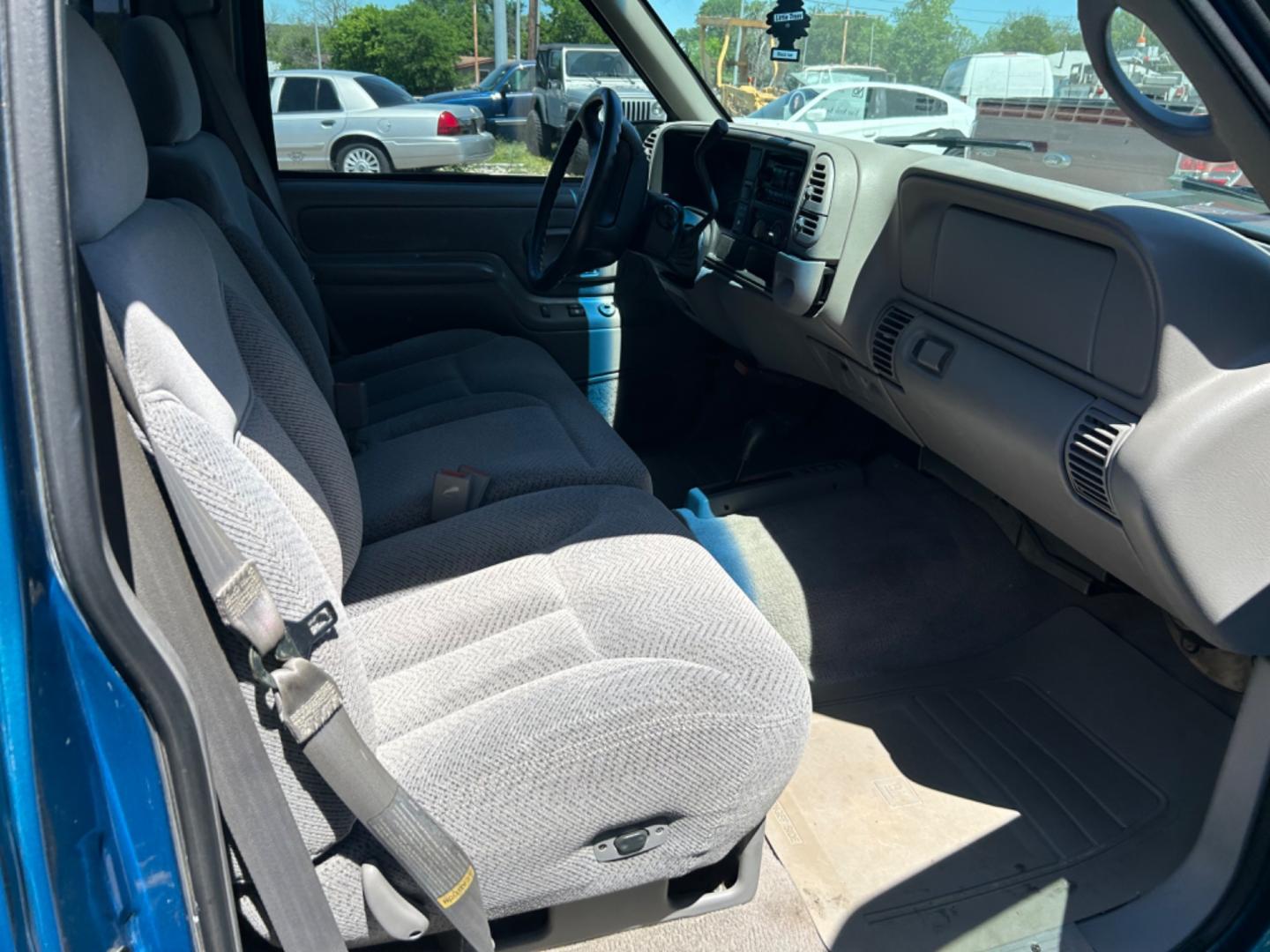 1997 Blue GMC Sierra C/K 1500 Sierra (1GTEK14R3VZ) with an 5.7L V8 F engine, Automatic transmission, located at 1687 Business 35 S, New Braunfels, TX, 78130, (830) 625-7159, 29.655487, -98.051491 - Photo#7